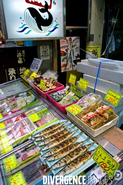 Osaka. Dans le quartier de Nanba, le Kuromon Ichiba, est le plus grand marché couvert d Osaka