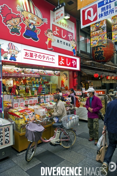 Osaka. Dans le quartier de Nanba, le Kuromon Ichiba, est le plus grand marché couvert d Osaka