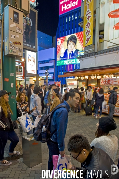 Osaka. Dans le quartier de Minami, l artere de Dotonbori concentre restaurants ,boutiques dans une debauche d enseignes lumineuses.