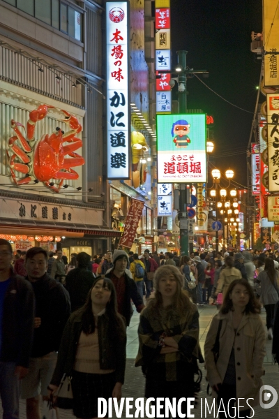 Osaka. Dans le quartier de Minami, l artere de Dotonbori concentre restaurants ,boutiques dans une debauche d enseignes lumineuses.