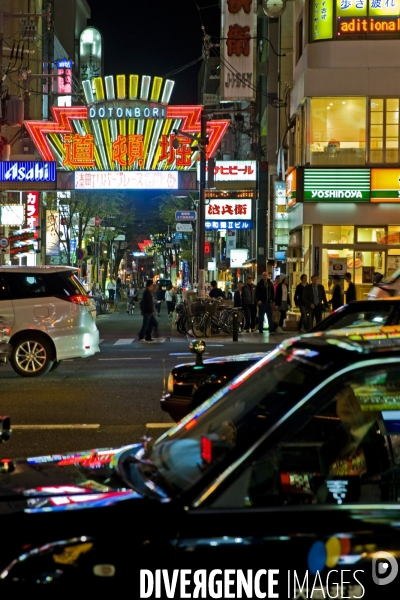 Osaka. Dans le quartier de Minami, l artere de Dotonbori concentre restaurants ,boutiques dans une debauche d enseignes lumineuses.