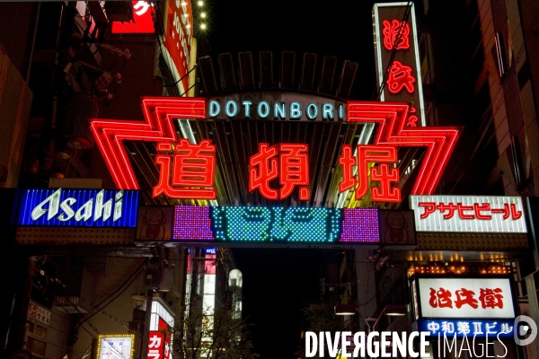 Osaka. Dans le quartier de Minami, l artere de Dotonbori concentre restaurants ,boutiques dans une debauche d enseignes lumineuses.