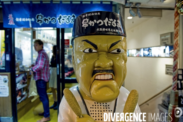 Osaka. Dans le quartier de Minami, l artere de Dotonbori concentre restaurants ,boutiques dans une debauche d enseignes lumineuses.