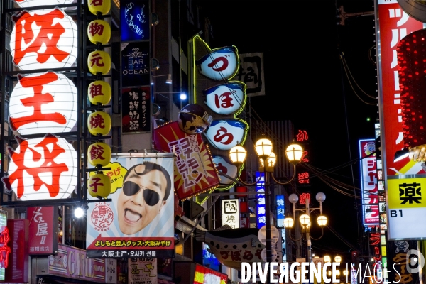 Osaka. Dans le quartier de Minami, l artere de Dotonbori concentre restaurants ,boutiques dans une debauche d enseignes lumineuses.