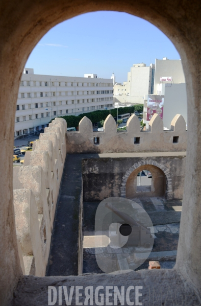 La Médina de Sfax : les remparts de la Médina face à la ville