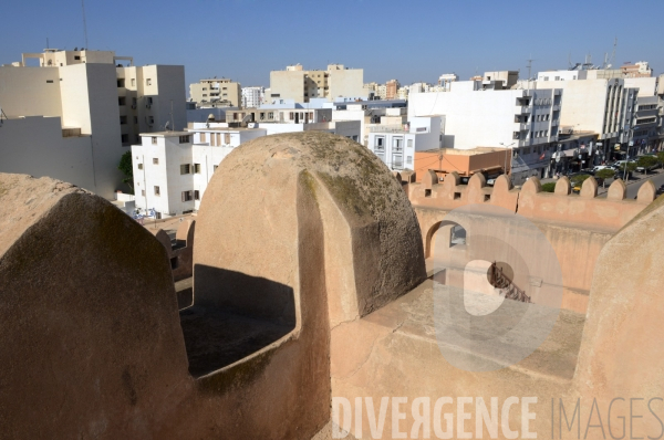 La Médina de Sfax : les remparts de la Médina face à la ville