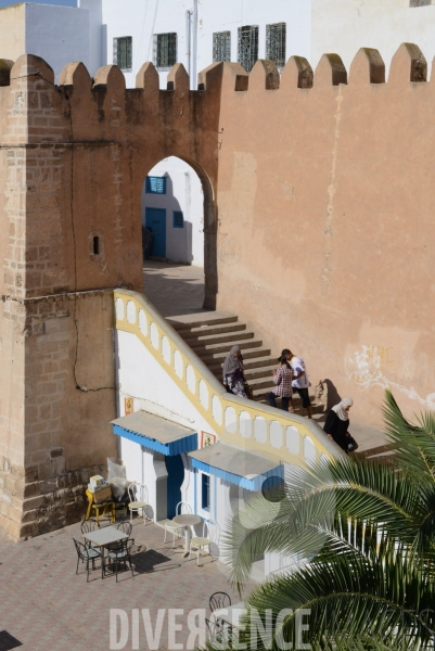 La Médina de Sfax : les remparts de la Médina face à la ville