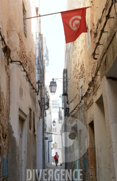 La Médina de Sfax : ruelle et drapeau tunisien