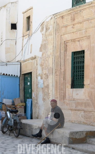 La Médina de Sfax : homme assis dans la rue