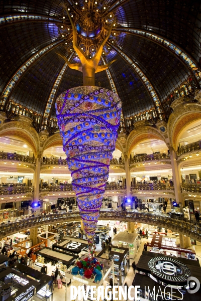 A l approche des fêtes de Noël, les grands magasins du boulevard Haussmann rivalisent par leurs illuminations.