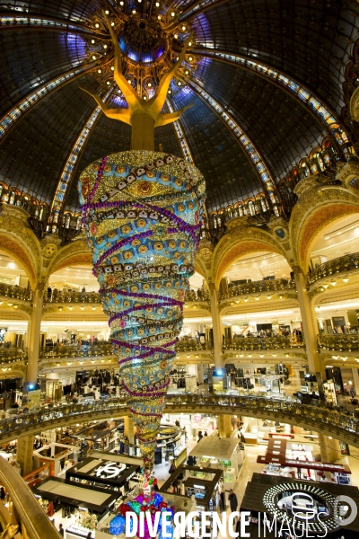 A l approche des fêtes de Noël, les grands magasins du boulevard Haussmann rivalisent par leurs illuminations.