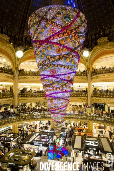 A l approche des fêtes de Noël, les grands magasins du boulevard Haussmann rivalisent par leurs illuminations.