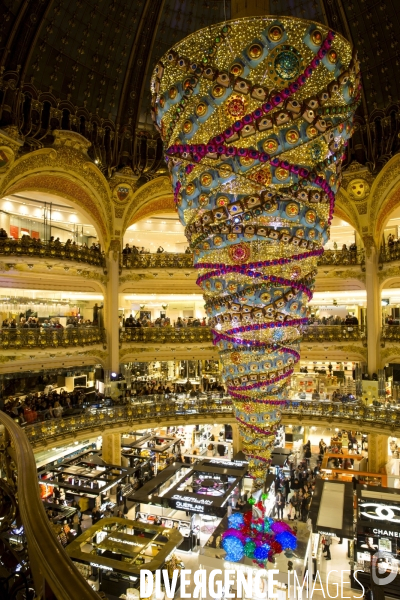 A l approche des fêtes de Noël, les grands magasins du boulevard Haussmann rivalisent par leurs illuminations.