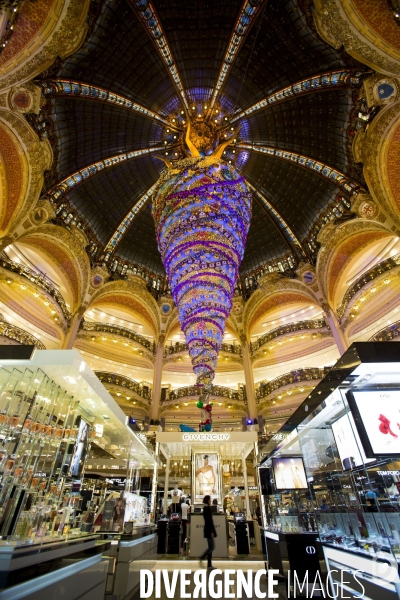 A l approche des fêtes de Noël, les grands magasins du boulevard Haussmann rivalisent par leurs illuminations.