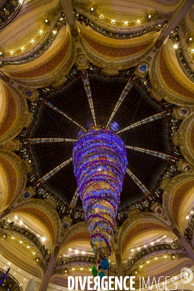 A l approche des fêtes de Noël, les grands magasins du boulevard Haussmann rivalisent par leurs illuminations.