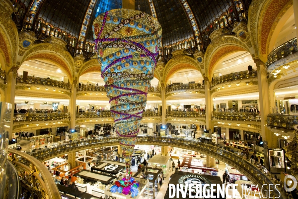 A l approche des fêtes de Noël, les grands magasins du boulevard Haussmann rivalisent par leurs illuminations.