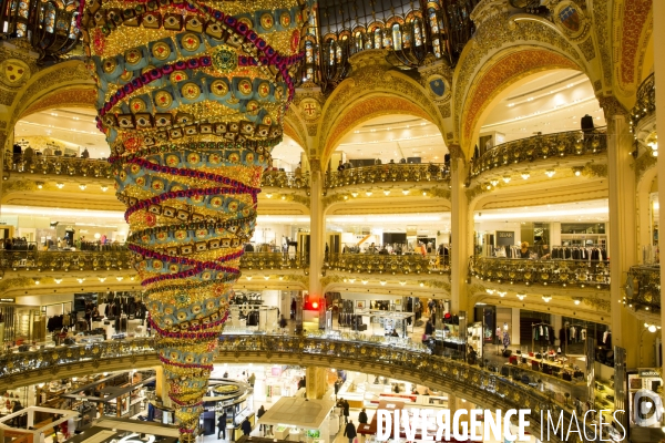 A l approche des fêtes de Noël, les grands magasins du boulevard Haussmann rivalisent par leurs illuminations.