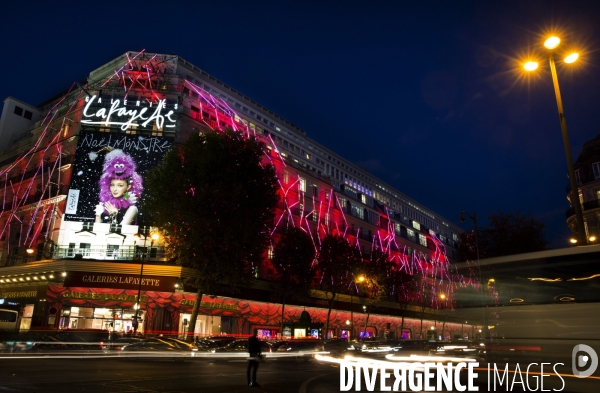 A l approche des fêtes de Noël, les grands magasins du boulevard Haussmann rivalisent par leurs illuminations.