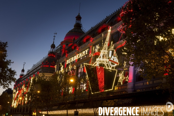 A l approche des fêtes de Noël, les grands magasins du boulevard Haussmann rivalisent par leurs illuminations.