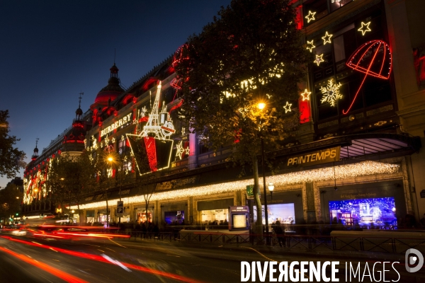 A l approche des fêtes de Noël, les grands magasins du boulevard Haussmann rivalisent par leurs illuminations.