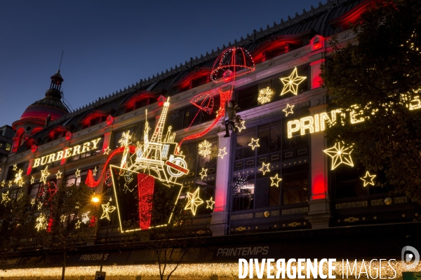 A l approche des fêtes de Noël, les grands magasins du boulevard Haussmann rivalisent par leurs illuminations.