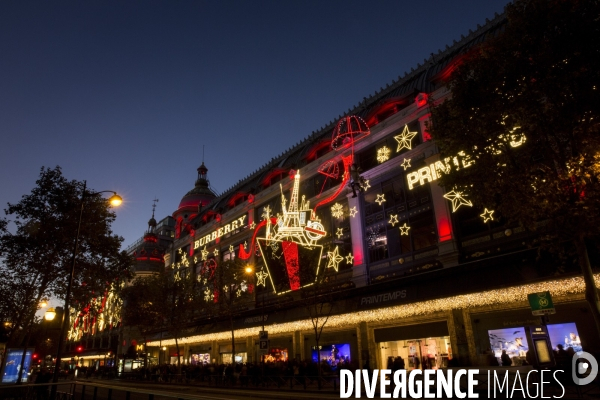 A l approche des fêtes de Noël, les grands magasins du boulevard Haussmann rivalisent par leurs illuminations.
