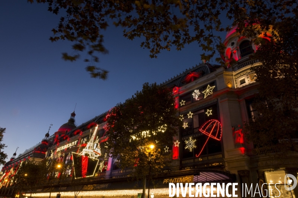 A l approche des fêtes de Noël, les grands magasins du boulevard Haussmann rivalisent par leurs illuminations.