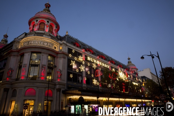 A l approche des fêtes de Noël, les grands magasins du boulevard Haussmann rivalisent par leurs illuminations.