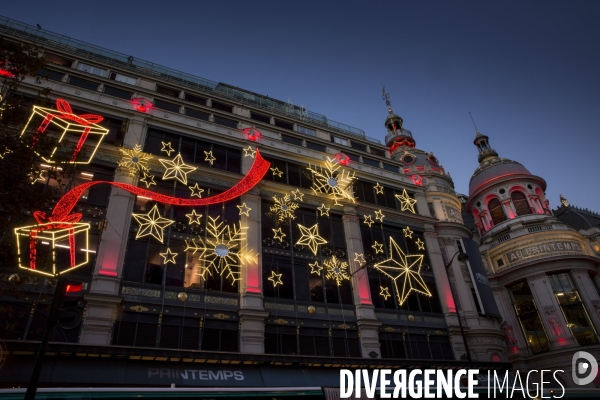 A l approche des fêtes de Noël, les grands magasins du boulevard Haussmann rivalisent par leurs illuminations.