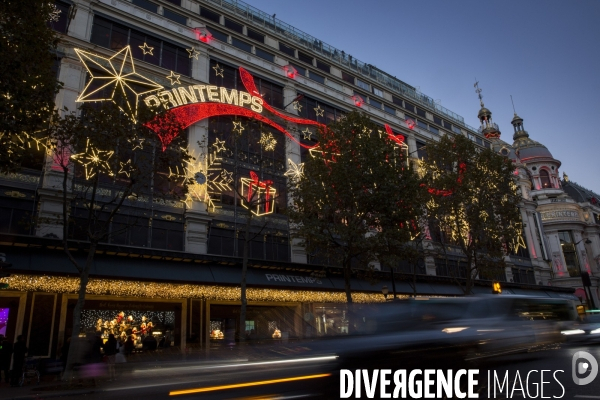 A l approche des fêtes de Noël, les grands magasins du boulevard Haussmann rivalisent par leurs illuminations.