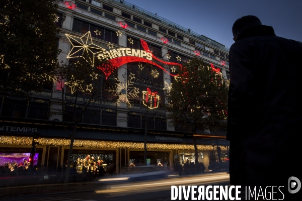 A l approche des fêtes de Noël, les grands magasins du boulevard Haussmann rivalisent par leurs illuminations.