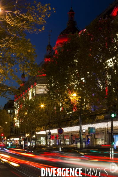 A l approche des fêtes de Noël, les grands magasins du boulevard Haussmann rivalisent par leurs illuminations.