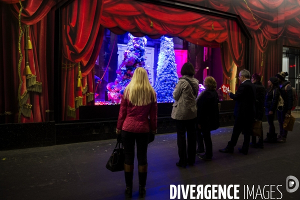 A l approche des fêtes de Noël, les grands magasins du boulevard Haussmann rivalisent par leurs illuminations.