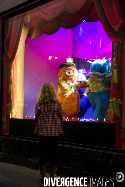 A l approche des fêtes de Noël, les grands magasins du boulevard Haussmann rivalisent par leurs illuminations.