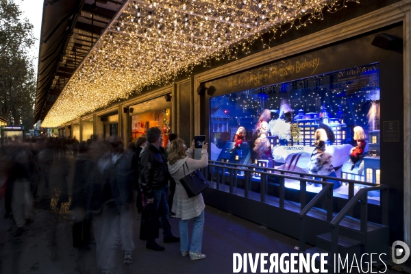 A l approche des fêtes de Noël, les grands magasins du boulevard Haussmann rivalisent par leurs illuminations.