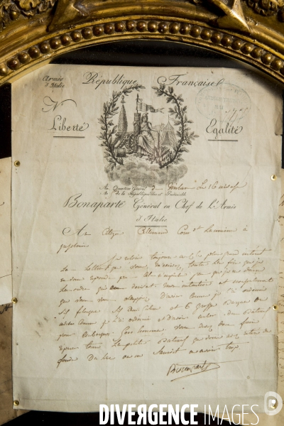 Vente de la collection napoléonienne du Palais princier de Monaco par les commissaires priseurs Jean-Pierre OSENAT et Alexandre GIQUELLO, à deux pas du château où l empereur abdiqua le 11 avril 1814.