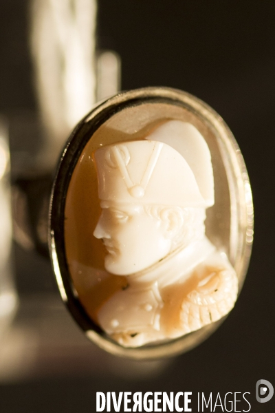 Vente de la collection napoléonienne du Palais princier de Monaco par les commissaires priseurs Jean-Pierre OSENAT et Alexandre GIQUELLO, à deux pas du château où l empereur abdiqua le 11 avril 1814.
