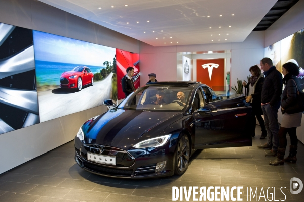 Berlin illustration.Des visiteurs essaient un modele de la marque Tesla dans un show room sur le Kufurstendamm.