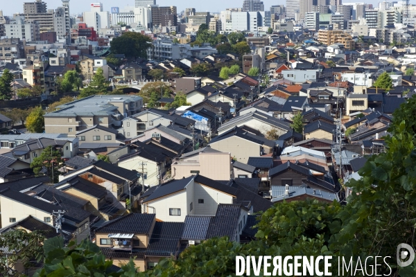 Kanazawa.Vue aerienne partielle de la ville depuis les hauteurs du quartier traditionnel de Higashi Chayamachi