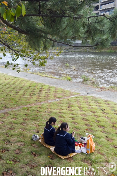 Kanazawa.Deux ecolieres dejeunent le long de la riviere Asano.