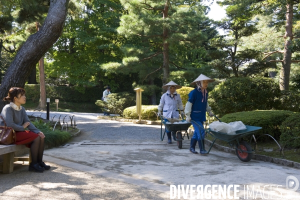Kanazawa.Le jardin Kenroku-en  l un des trois plus beaux du Japon. cree au 17 eme siecle