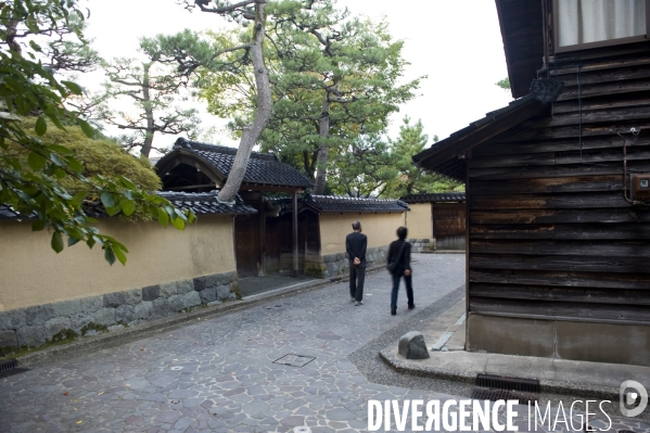 Kanazawa.Ancien quartier des samourais,  Nagamachi a su preserver ses venelles pavees, ses maisons en bois  et ses murets de torchis ocre.