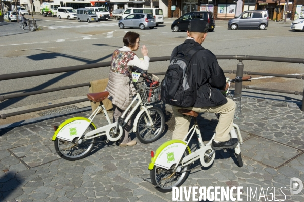 Kanazawa.Un couple de seniors sur des velos en libre service