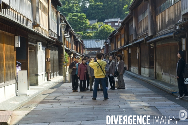 Kanazawa.Le vieux quartier de Higashi Chayamachi, les rues sont bordees de maisons de geisha aux fenetres en lattes de bois