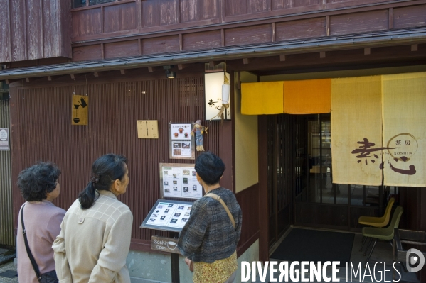 Kanazawa.Le vieux quartier de Higashi Chayamachi, les rues sont bordees de maisons de geisha aux fenetres en lattes de bois