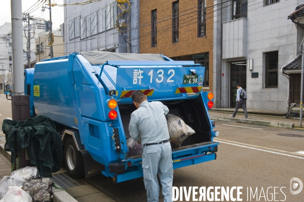 Kanazawa.Ramassage des ordures menageres par camion