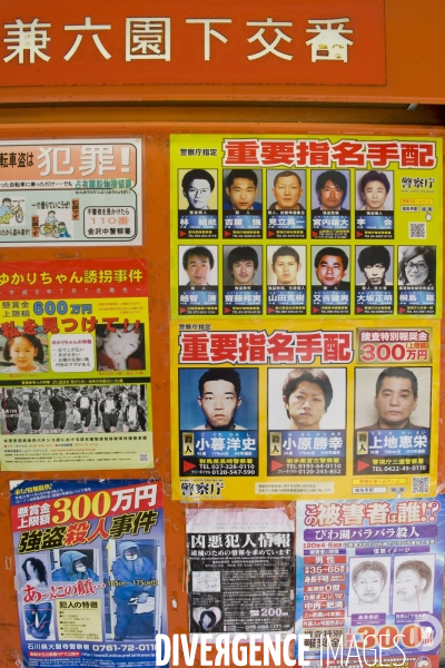 Kanazawa.Sur un mur d un poste de police, les portraits de personnes recherchees