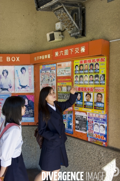 Kanazawa.Sur un mur d un poste de police, les portraits de personnes recherchees