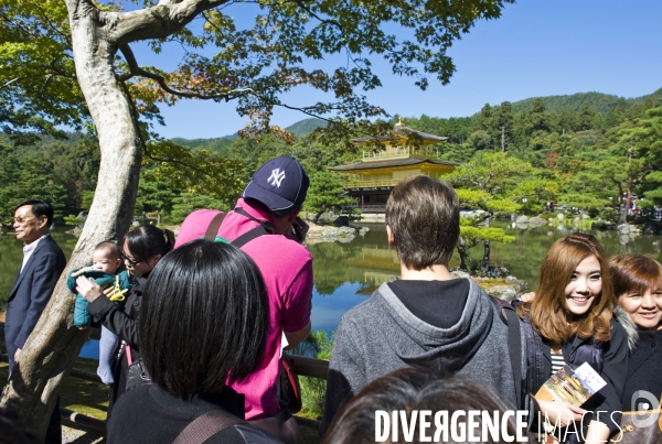 Kyoto.Des touristes se font photographier devant le pavillon d or reconstruit en 1950 apres un incendie