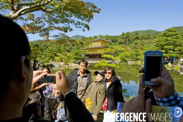 Kyoto.Des touristes se font photographier devant le pavillon d or reconstruit en 1950 apres un incendie